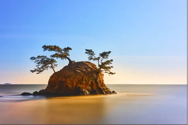 고독한 철모바위의 이야기